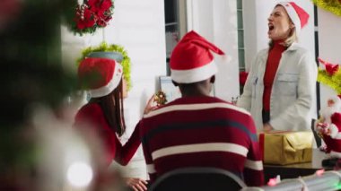 Noel şapkası takan çalışanlar tatilde müdürleriyle alay ederek iş arkadaşlarını eğlendiriyorlar. Şirket takımı Gizli Noel Baba partisi sırasında eğleniyor ve çok gülüyor.