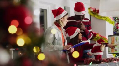 Noel dekore ofisi müdürü kış tatili sezonundan önce personele görevler veriyor. Yönetici, işçilere Xmas 'ın çalışma alanındaki projeyi nasıl düzgün bir şekilde bitireceklerini öğretiyor.