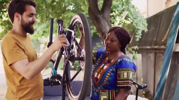 Junge Männliche Kaukasische Radfahrer Benutzen Schmiermittel Die Zykluseffizienz Aufrechtzuerhalten Während — Stockvideo
