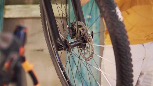 从自行车车架上取下受损车轮的特写镜头 以便进一步维修 由体育爱好者在室外检查和修理的自行车组件的详细视图 — 图库视频影像