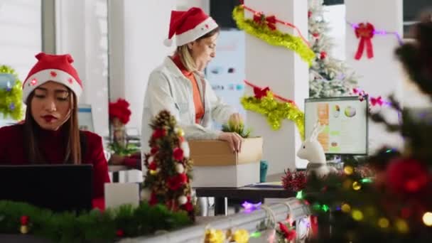 Pissed Employee Packs Desk Belongings Steals Christmas Office Ornaments Last — 图库视频影像