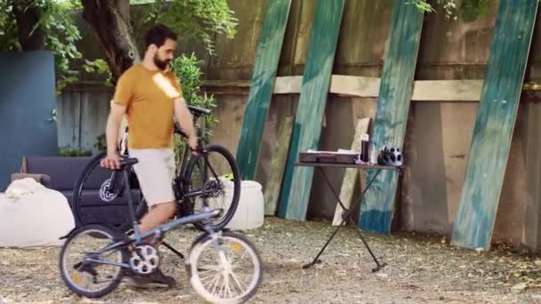 Genç Erkek Bisikletçi Bahçesinde Bakım Için Hasarlı Bisiklet Getiriyor Etrafı — Stok video