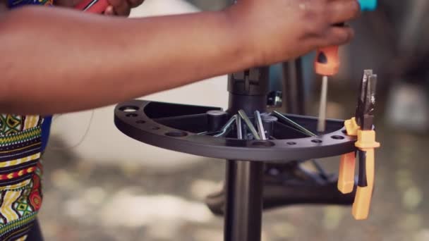 年間の屋外バイクメンテナンスのためのワークツールを整理する黒人女性の詳細なビュー 自転車修理のためのさまざまな専門装置を配置するアフリカ系アメリカ人の手のクローズアップショット — ストック動画