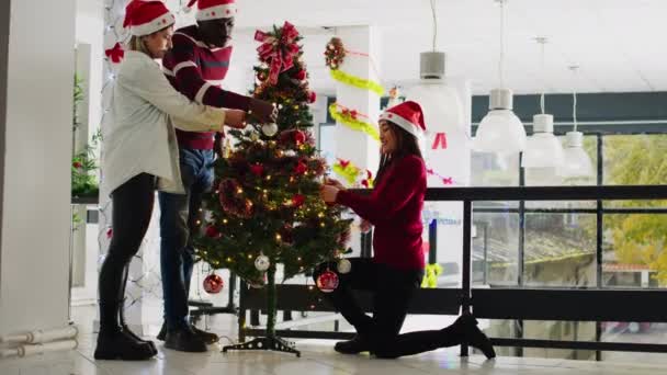 Співробітники Які Роблять Валізи Інші Прикраси Різдвяній Ялинці Роботі Прикрашають — стокове відео
