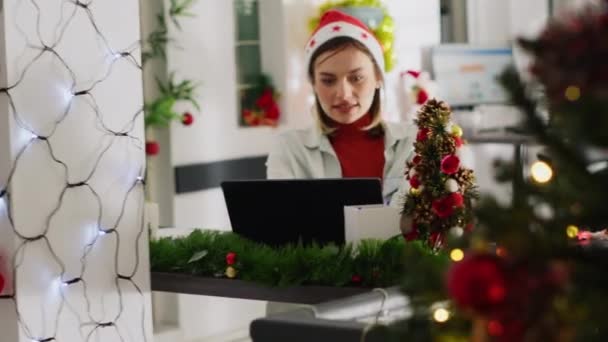 Žena Klobouku Santa Překvapen Kolega Promyšlený Vánoční Dárek Při Práci — Stock video