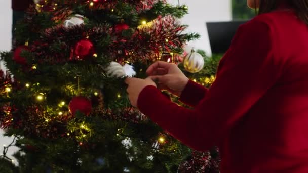Close Tiro Funcionários Decks Árvore Natal Com Guirlandas Luzes Xmas — Vídeo de Stock