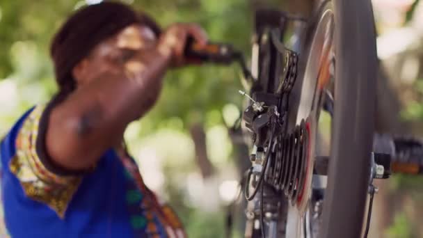 Vista Detalhada Manivela Anel Cadeia Bicicleta Ajustador Barril Cuidadosamente Examinados — Vídeo de Stock