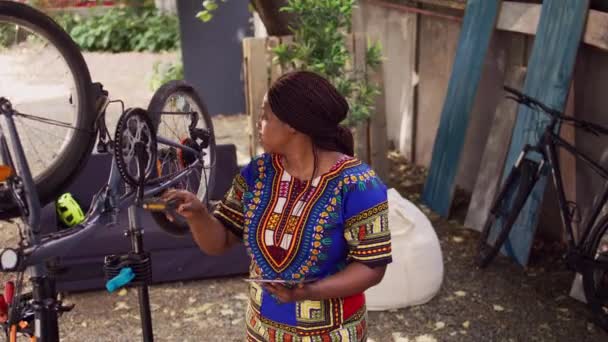 Mujer Negra Activa Saludable Sosteniendo Dispositivo Digital Para Obtener Instrucciones — Vídeo de stock