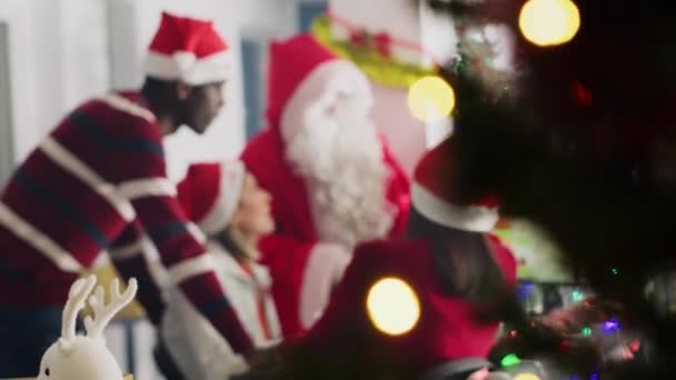 在圣诞节期间 球队队长打扮成圣诞老人 给工人们布置任务 圣诞节装饰工作区主管在寒假期间与员工讨论 — 图库视频影像