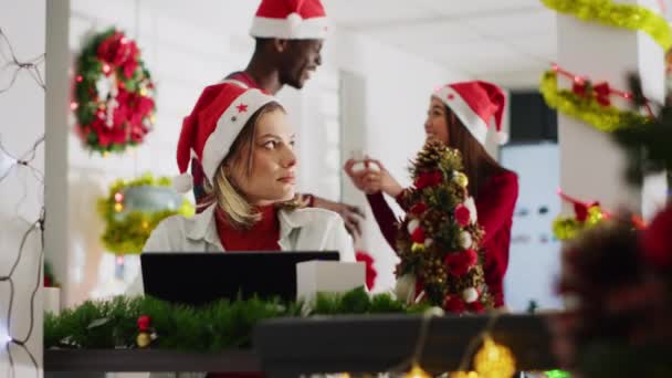Noel Süslemeli Ofiste Evrakları Dolduran Kadın Arka Planda Tartışan Rahatsız — Stok video