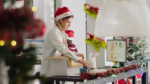 노동자는 소지품을 포장하고 직장에서 마지막 크리스마스 사무실 장식을 훔칩니다 여자가 — 비디오