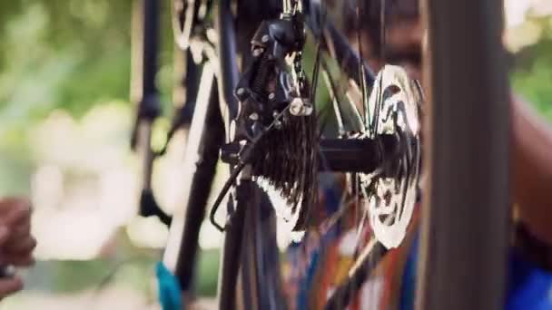 Detaljerad Bild Svart Kvinna Testa Funktionen Hos Cykel Hjul Och — Stockvideo