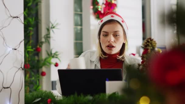 Zaostřená Žena Vánoční Ozdobné Kanceláři Dívá Obrazovku Počítače Pije Kávu — Stock video