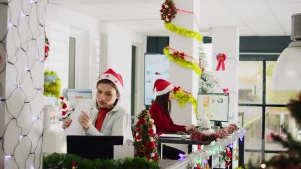 Dolly Záběru Nadšený Zaměstnanec Překvapen Starostlivý Kolega Vánočním Dárkem Jubilantní — Stock video