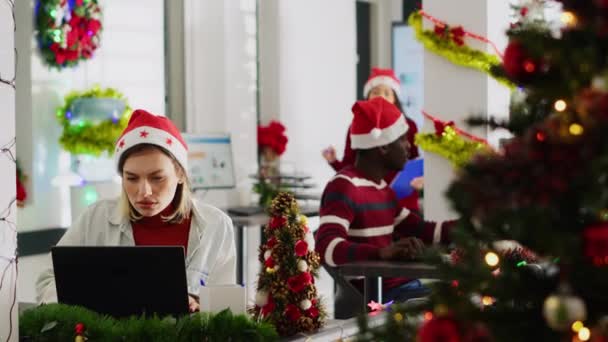Gericht Vrouw Kerstmis Sierlijke Kantoor Kijken Naar Computerscherm Aandacht Besteden — Stockvideo