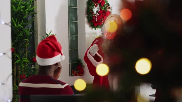 관리자는 크리스마스 회의를 산타로 디지털 화면에 비즈니스 차트를 직원들과 이야기 — 비디오