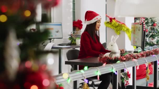 Zaměstnanci Klobouku Santa Clause Pracují Rušné Vánoční Ozdobné Kanceláři Zaměstnanci — Stock video