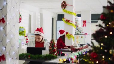 Dolly, Asyalı bir çalışanın Noel hediyesiyle afro-amerikan meslektaşı tarafından şaşırtıldığını gösteriyor. Neşeli personel Xmas 'ın süslü ofisinde Noel hediyesi alıyor.