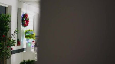 İşyerindeki son gün, şenlikli ofis dekorasyonunda masa eşyalarını paketlerken çekilmiş bir fotoğraf. Personel üyesinin Noel 'den önce işten çıkarılması üzücü bir durum.