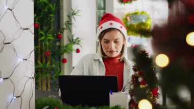Noel dekore ofisindeki muhasebeci portresini kapatın. Doğruluk için belgeleri kontrol edin. Kış tatili boyunca Xmas 'taki bilgisayar masasında çalışanların çalışma alanlarını düzenleme görevleri