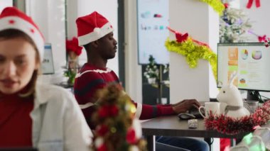 Afrika kökenli Amerikalı çalışan, Noel hediyesiyle süslü bir iş yerinde müdürün sürpriz yapmasına şaşırdı. Takım lideri kış tatili sezonunda işçi Xmas sunuyor.