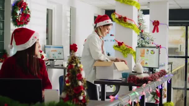 사무실 직장에서 마지막 소지품에 노동자 직원은 크리스마스 레이아웃 직장에서 — 비디오
