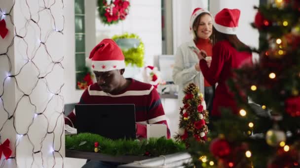 Hombre Afroamericano Llenando Papeleo Oficina Decorada Navidad Perturbado Por Los — Vídeo de stock