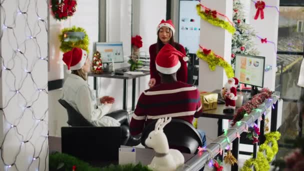 게임을 크리스마스 분위기를 즐기는 모자를 노동자 Xmas 사무실에서 Pantomime 제스처를 — 비디오