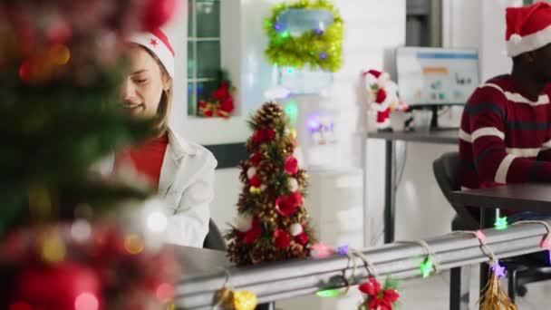 クリスマスの陽気な従業員は ラップトップ上の電子メールをチェックするオフィスを装飾しました 冬の休暇シーズンのワークステーションでのハッピースタッフ — ストック動画