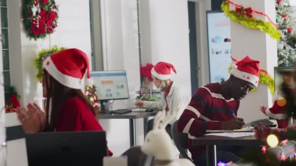 Šťastný Zaměstnanec Dostává Dárky Santa Clause Ozdobném Pracovním Prostoru Převlečený — Stock video