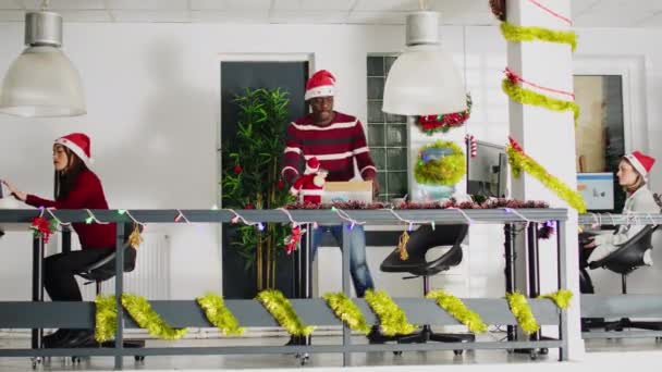 Dipendente Natale Ornato Spazio Lavoro Ballare Intorno Felice Essere Promosso — Video Stock
