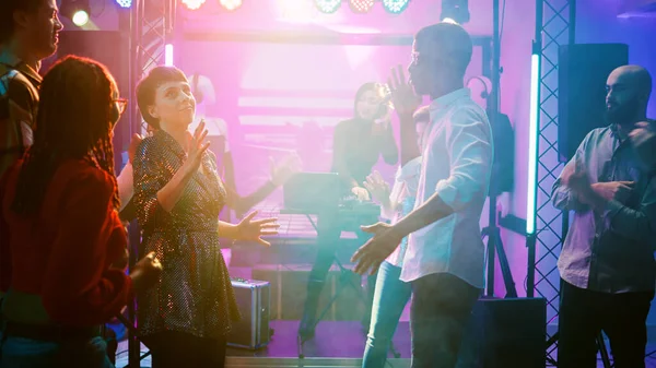 Diverse Menschen Amüsieren Sich Nachtclub Mit Flippiger Musik Und Zeigen — Stockfoto