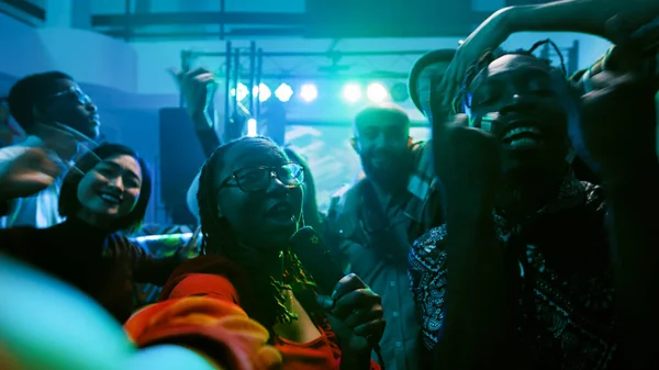 Yetişkinlerin Gece Kulübünde Video Kaydının Pov Mutlu Insanlarla Parti Yaparken — Stok fotoğraf