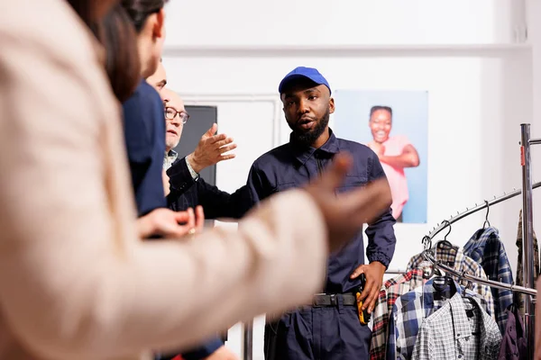 Afro Amerikaanse Man Bewaker Uniform Controleren Ingang Van Modewinkel Praten — Stockfoto