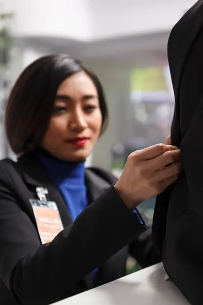 Smilende Asiatisk Kvinde Sælger Fastgørelse Formel Jakke Mannequin Mens Fremvisning - Stock-foto