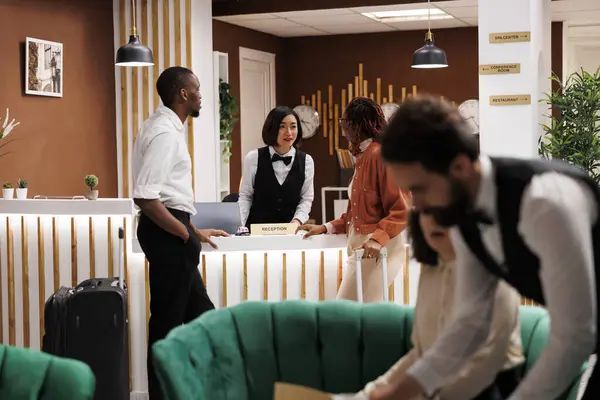 Afro Americanos Conversando Com Funcionários Recepção Lobby Hotel Revisando Detalhes — Fotografia de Stock