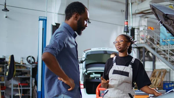Mechanic Garage Workspace Fixing Car Customer Thoroughly Checking Vehicle Hood — стоковое фото