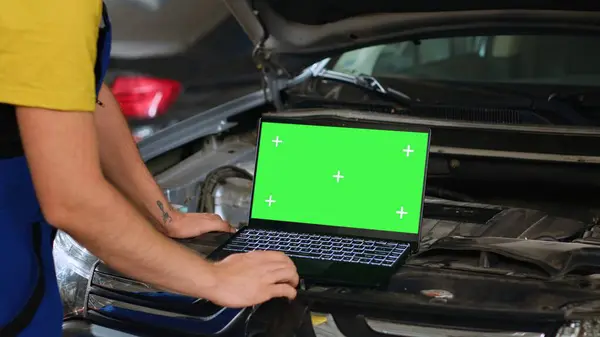 Mérnök Segítségével Zöld Képernyős Laptop Autószervizben Hogy Alkatrészek Sérült Jármű — Stock Fotó