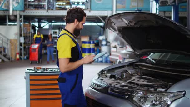 Retrato Técnico Qualificado Oficina Reparação Automóvel Fazendo Check Anual Carro — Vídeo de Stock