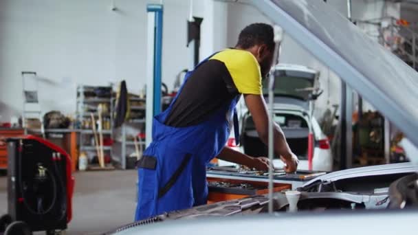 Technicien Formé Entretien Automobile Choisit Clé Dynamométrique Sur Banc Poste — Video