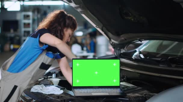 Close Panning Shot Van Chroma Key Laptop Garage Faciliteit Zittend — Stockvideo