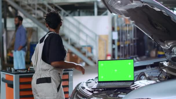 Chroma Κλειδί Laptop Στο Χώρο Εργασίας Γκαράζ Κάθεται Σπασμένο Αυτοκίνητο — Αρχείο Βίντεο