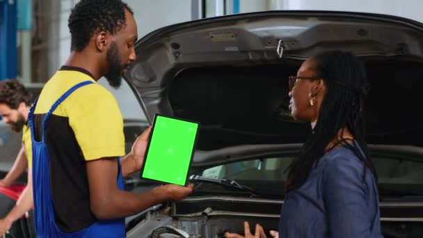 Hombre Servicio Afroamericano Utilizando Computadora Portátil Pantalla Verde Para Mostrar — Vídeo de stock