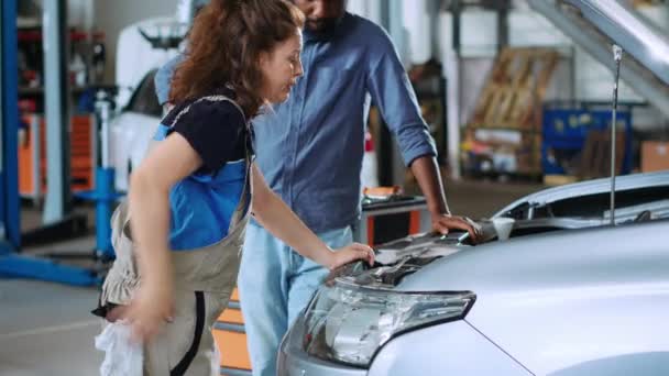 Mechanik Sprzątaniu Garażu Otworzył Pojazd Wymianie Oleju Podczas Gdy Klient — Wideo stockowe