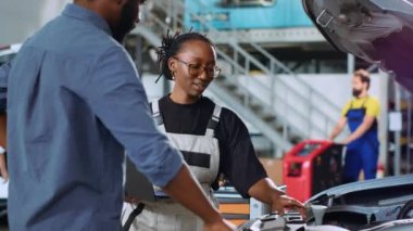 Araç servisindeki mühendis, arızaları düzelttikten sonra müşterinin tamir faturasını hesaplamak için dizüstü bilgisayar kullanıyor. Araç hizmet verdikten sonra son maliyetleri belirlemek için gerekli niteliklere sahip uzman kullanıcı