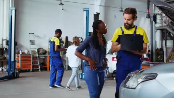 Licensed Mechanic Listening Customer Repair Shop Using Laptop Write Car — Stock Video