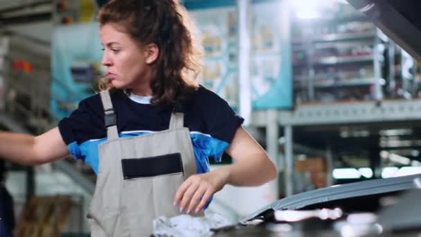 Gros Plan Femme Dans Garage Aide Une Clé Dynamométrique Pour — Video