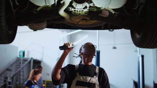 Getraind Reparateur Werkt Aan Hangauto Garage Controleert Onderdelen Tijdens Routine — Stockvideo