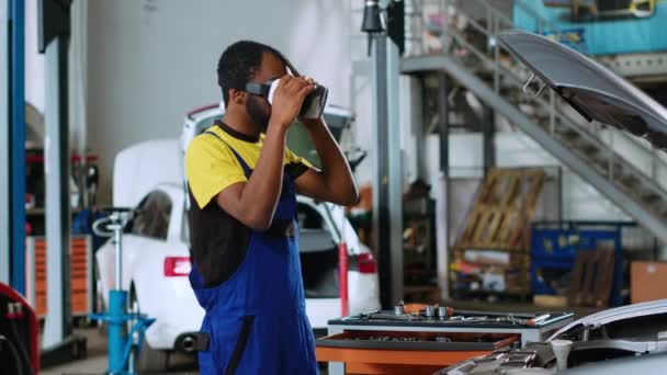 Mecânico Afro Americano Serviço Carros Usando Óculos Realidade Virtual Para — Vídeo de Stock