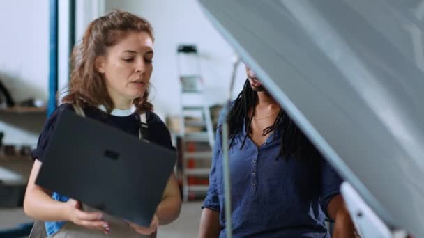Mecânico Garagem Conversando Com Cliente Usando Laptop Para Encomendar Novas — Vídeo de Stock